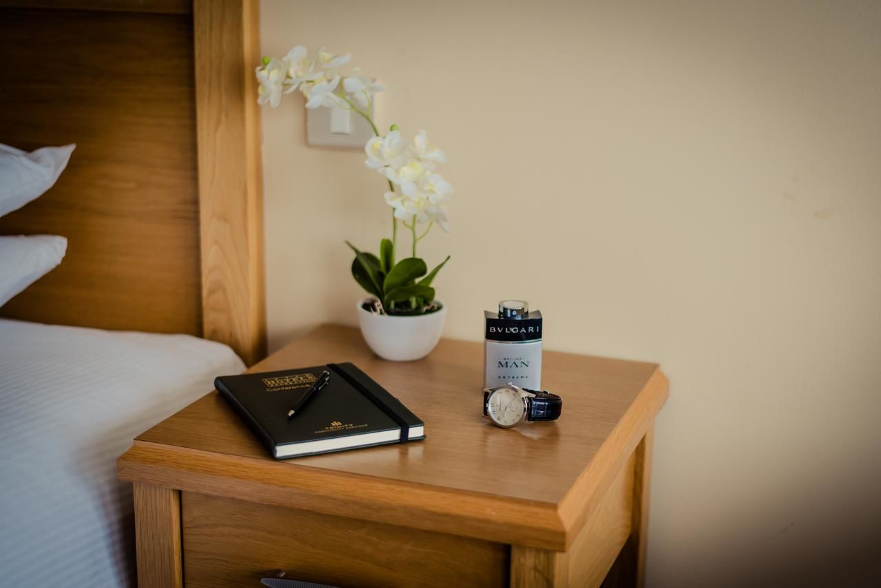 Отель Rochestown Lodge Hotel & Spa Дун-Лэаре
